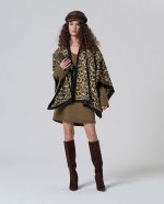 Poncho de plana abierto con jacquard