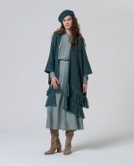 Poncho abierto de tricot con detalle de flecos