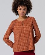 Blusa cuello redondo con abertura en escote
