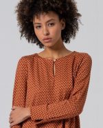 Blusa cuello redondo con abertura en escote - Imagen 4