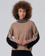 Jersey cuello alto con contrastes de color