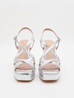 Sandalia dorada tacon cuadrado y plataforma - Imagen 12