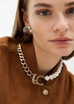 Collar corto logo leopardo combinado cadena y perlas