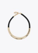 Collar corto tubo efecto piel con metal logo troquelado
