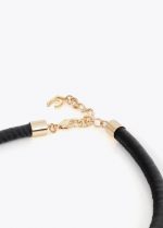 Collar corto tubo efecto piel con metal logo troquelado - Imagen 4
