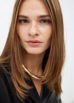 Collar corto tubo efecto piel con metal logo troquelado - Imagen 7