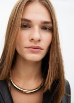 Collar corto tubo efecto piel con metal logo troquelado - Imagen 8