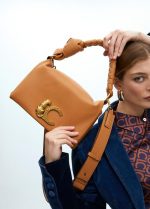 Bandolera con solapa y logo LC leopardo - Imagen 2