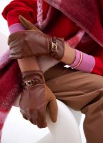 Guante efecto piel con pulsera logo ovalado