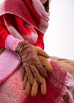 Guante efecto piel con pulsera logo ovalado - Imagen 15