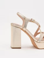 Sandalia dorada tacon cuadrado y plataforma - Imagen 3