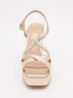 Sandalia dorada tacon cuadrado y plataforma - Imagen 5