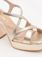 Sandalia dorada tacon cuadrado y plataforma - Imagen 6