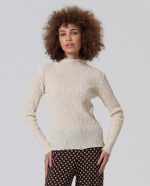 Camiseta de cuello alto con textura.