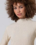 Camiseta de cuello alto con textura. - Imagen 2