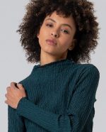 Camiseta de cuello alto con textura. - Imagen 6