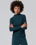 Camiseta de cuello alto con textura. - Imagen 5