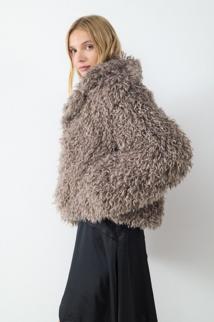 Abrigo corto pelo faux fur rizo - Imagen 6