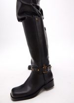 Bota alta logotipada y detalles dorados - Imagen 9