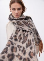 Bufanda en animal print con flecos - Imagen 9