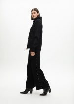 Pantalón recto punto tachas laterales