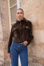 Chaqueta falso vison con boton joya
