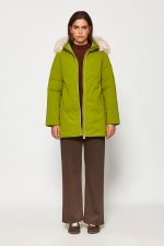 Parka larga con capucha de pelo blanco