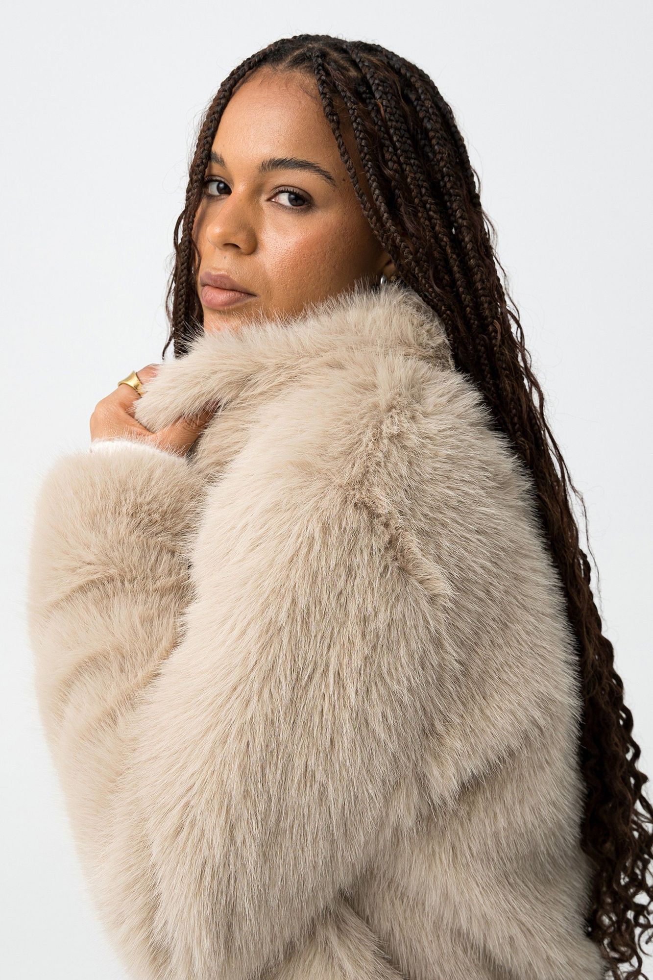 1759144792_e9bddbdf62c083694948bfd7c58462c2 Chaqueta faux fur Thretha - Imagen 10