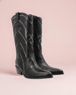 Bota campera media caña decorada con tachuelas