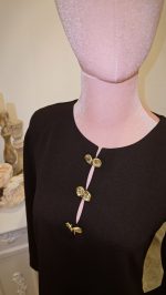 Vestido Corto con Botones Dorados - Imagen 2