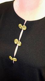 Vestido Corto con Botones Dorados - Imagen 3