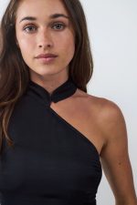 Vestido mini satin cuello halter - Imagen 4