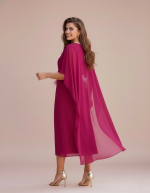 Vestido midi con capa y cinturón de plumas - Imagen 2