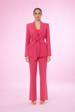 Traje de pantalón con cinturón