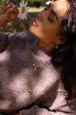 Collar largo de acero con medallón de corazón - Imagen 2