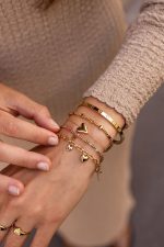 Pulsera rígida con corazones grabados - Imagen 2