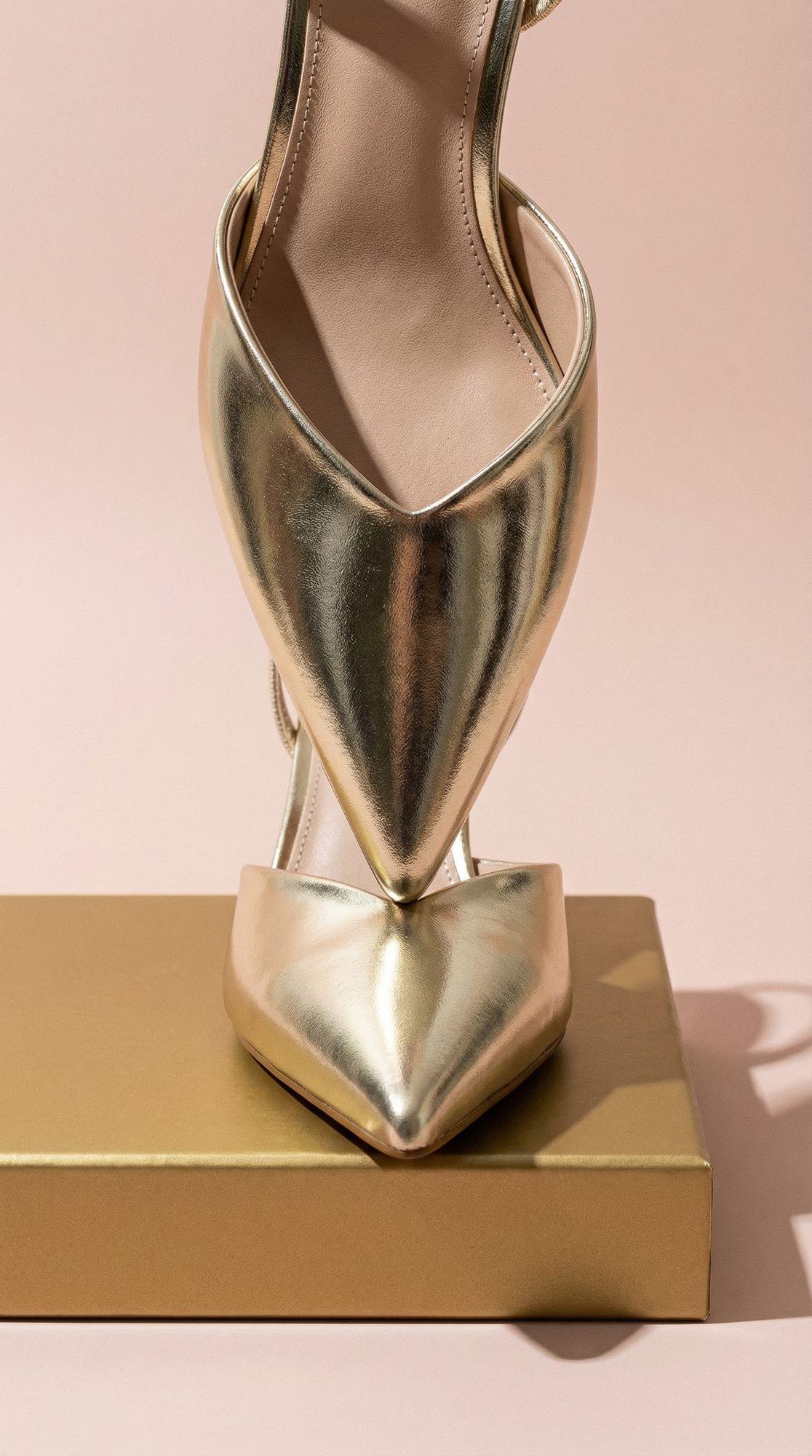 freepik__-intent-poder-elegante-fro-lujo-silencioso-composi__35517 Zapato Destalonado Gold - Imagen 1