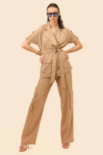 Pantalón cargo con cinto de cadena