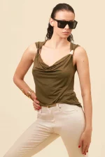 Camiseta drapeada con apliques metálicos