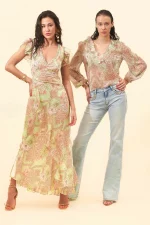 Vestido largo de gasa estampada con cuello pico de pedrería - Imagen 2