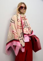 Fular estampado con letras logo