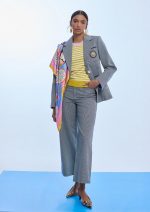 Americana entallada rayas con escudo en bolsillo