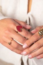 Anillo con corazón color burdeos