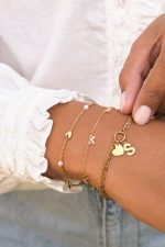 Pulsera minimalista con mini lazos - Imagen 2