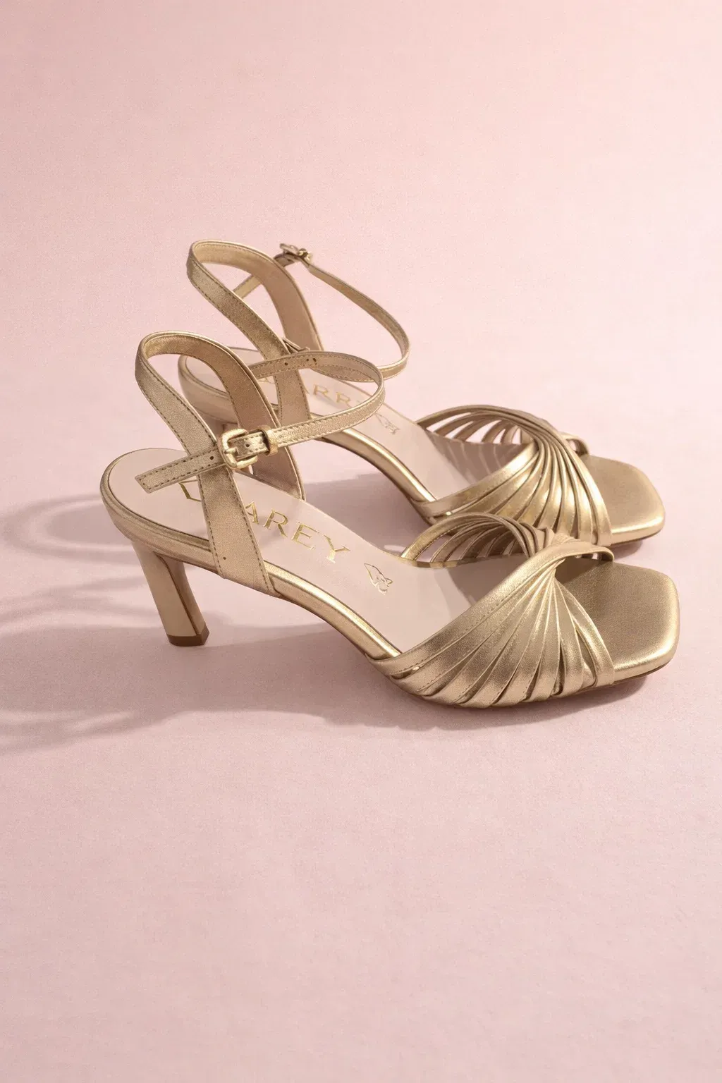 task_01kkewz2eyer3sjvq5qt9dpa7y_1773247937_img_1_1 Sandalia Dorada Dance - Imagen 1