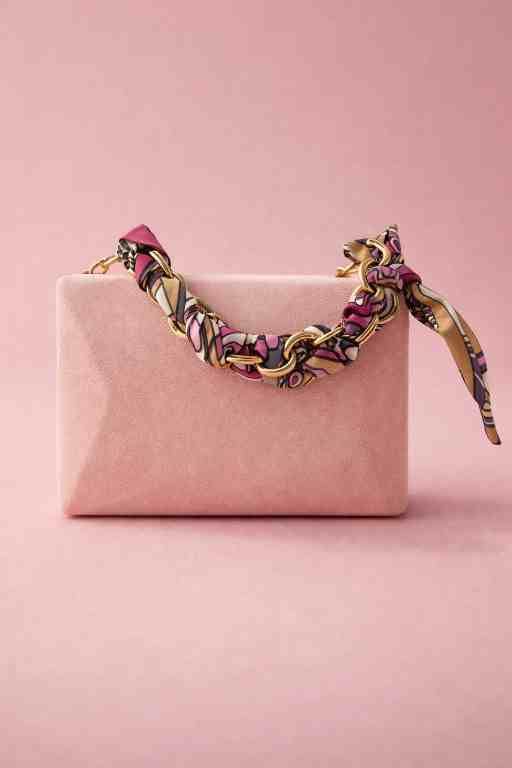 task_01kkd6m2g5ewcavdc744q2c8g4_1773190947_img_1 Clutch Pink Pañuelo - Imagen 1