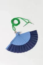 Mini abanico bicolor con cordón para colgar - Imagen 4