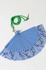 Abanico estampado con cordón para colgar