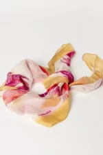 Pañuelo cuadrado estampado fucsia