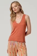 Top de tirantes escote pico